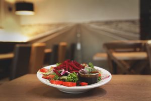 Salade betterave et fraise - Complexe Hotelier Le 55
